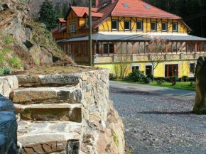 Charming attic apartment in a villa with park in Gro schirma, Großschirma